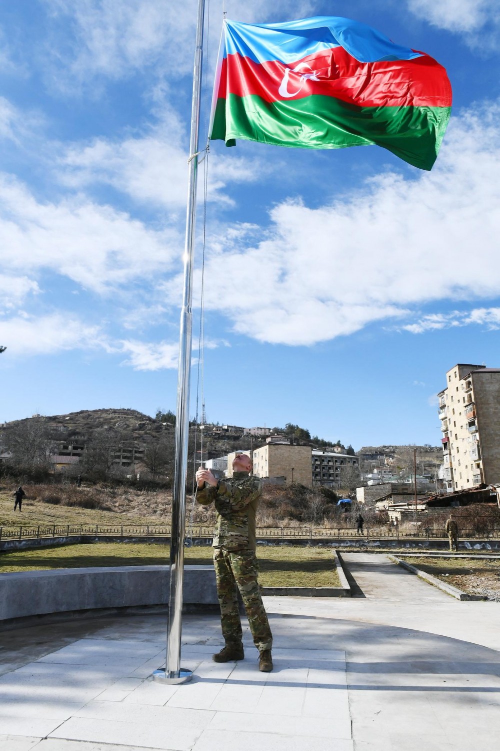 Prezident Şuşada Azərbaycan bayrağını qaldırdı - FOTOLAR